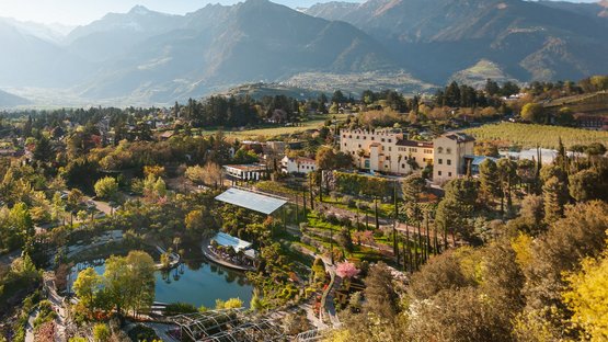 I Giardini di Castel Trauttmansdorff Vista da un balcone su una valle con montagne e un parco al mattino