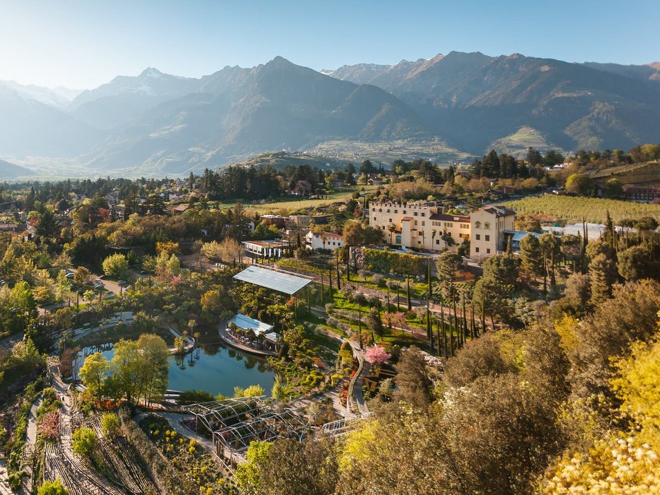 I Giardini di Castel Trauttmansdorff Vista da un balcone su una valle con montagne e un parco al mattino