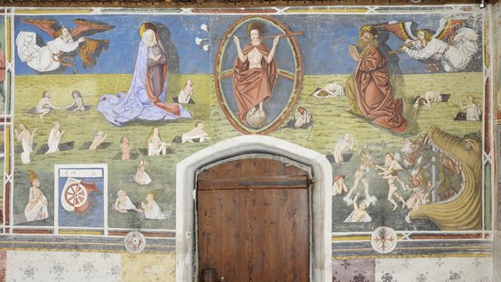 Die Stephanus-Kapelle Mittelalterliches Fresko mit religiösen Szenen über einer Holztür