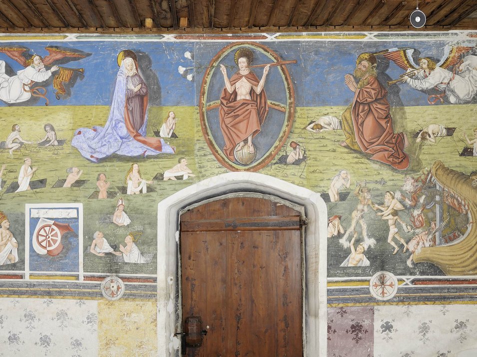 La Cappella di Santo Stefano Affresco medievale con scene religiose sopra una porta di legno