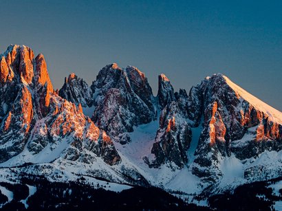 Das Aldeiner Weißhorn Schneebedeckte Berge bei Sonnenuntergang mit orangenem Licht auf den Gipfeln