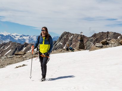 Sbarramento Valle Alpino del Littorio a Plamort Uomo che cammina con bastone da trekking su montagna innevata nelle Alpi
