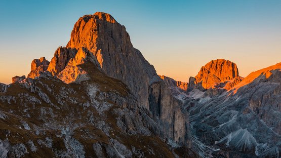 Via ferrata Catinaccio d’Antermoia in Alto Adige Vette di montagna nelle Alpi illuminate dal tramonto arancione