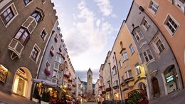 Hotel a Velturno in Alto Adige Case colorate e torre dell'orologio in una strada storica della città
