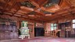 Castel Tures: tra storia e vista da sogno Stanza storica con pannelli in legno, soffitto dipinto, stufa verde e scaffali con libri