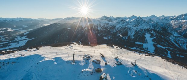Hotel in Alto Adige 😎☀️ Per vacanze indimenticabili Tramonto su area sciistica innevata nelle Alpi
