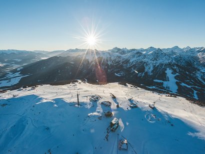 Lo skilift per famiglie con vista Dolomiti Tramonto su area sciistica innevata nelle Alpi