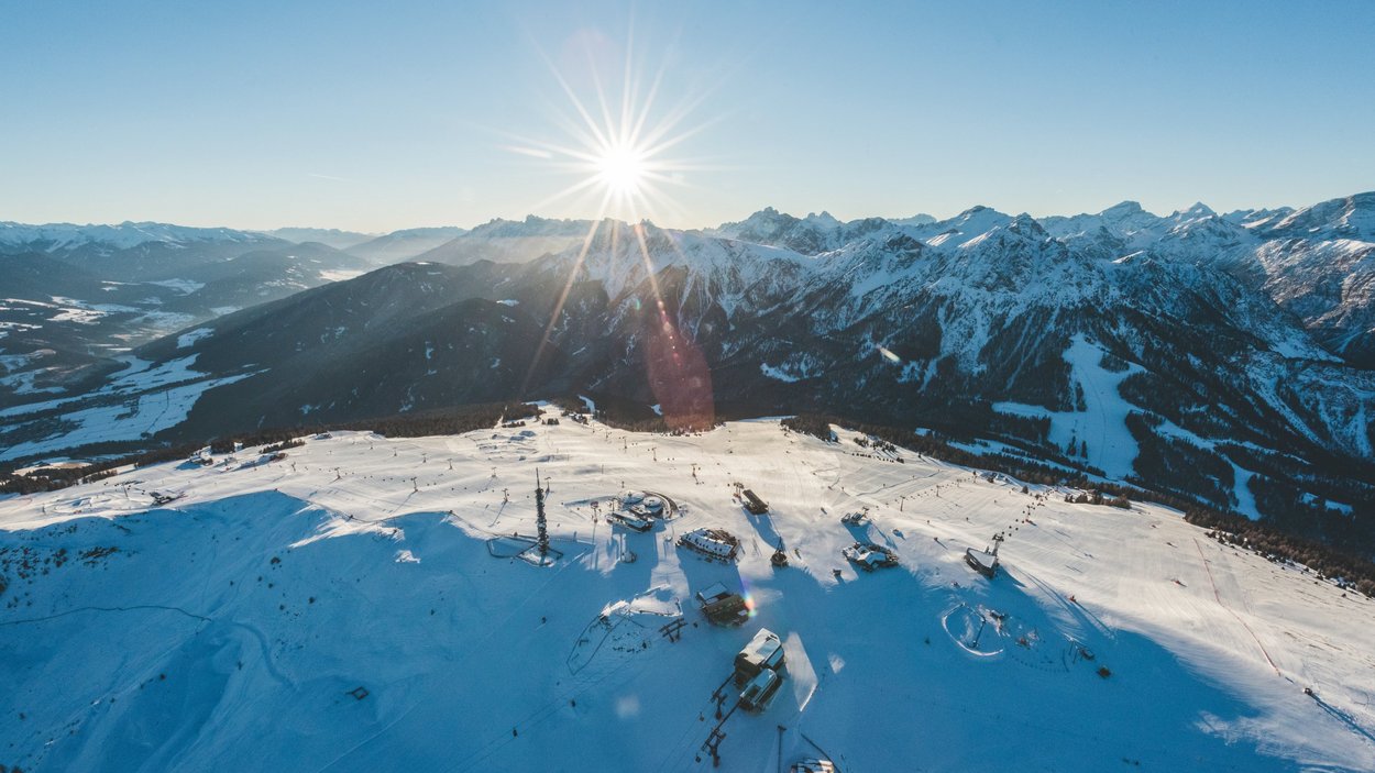Das Skigebiet Kronplatz im Herzen der Dolomiten Sonnenuntergang über verschneitem Skigebiet in den Alpen