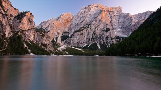Hotel sulle Dolomiti Paesaggio montano con lago e foreste al tramonto