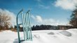 Winterwandern und Rodeln in Südtirol Blauer Schlitten im Schnee vor bewaldetem Hintergrund und blauem Himmel