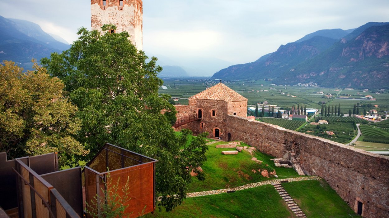 Schloss Sigmundskron: romanische Festung mit Museum Schloss Sigmundskron: romanische Festung mit Museum