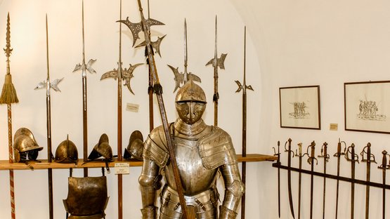 Castel Prösels a Fiè allo Sciliar Armatura medievale e armi esposte in una sala museale