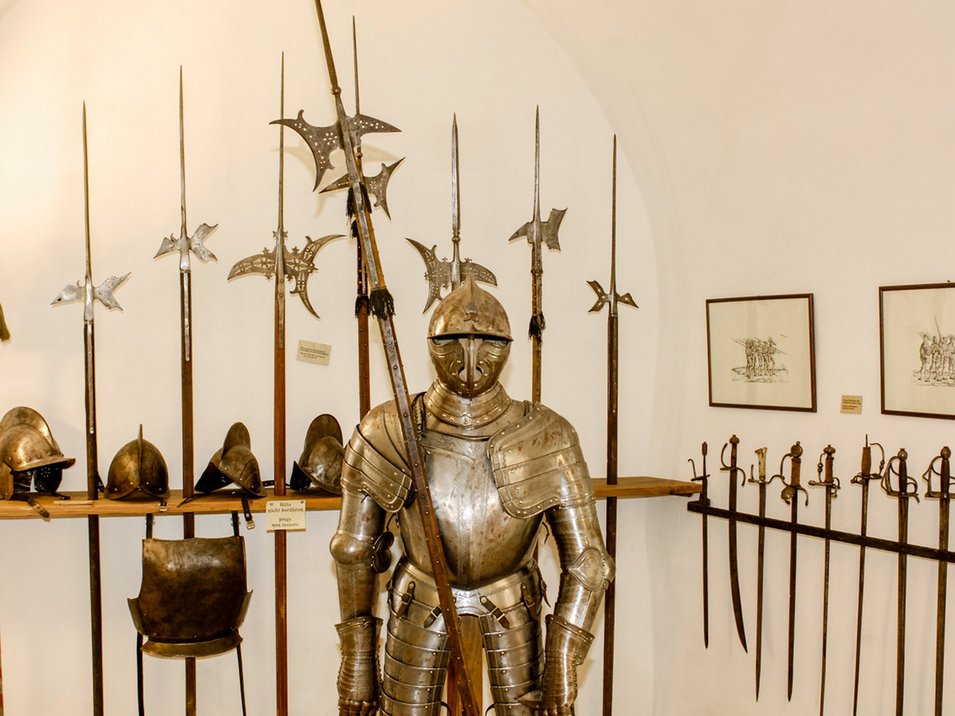 Schloss Prösels bei Völs am Schlern Mittelalterliche Rüstung und Waffen in einem Museumsausstellungsraum