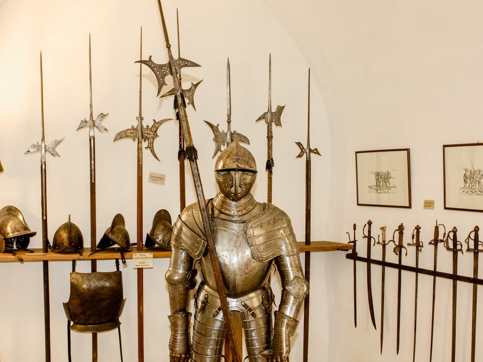 Castel Prösels a Fiè allo Sciliar Armatura medievale e armi esposte in una sala museale