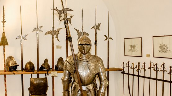 Schloss Prösels bei Völs am Schlern Mittelalterliche Rüstung und Waffen in einem Museumsausstellungsraum
