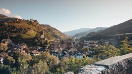 Hotel a Racines presso Vipiteno Vista di una città con montagne e castelli sullo sfondo sotto un cielo limpido