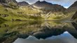 Die Natur in und um Südtirol Berglandschaft mit See und Spiegelung unter bewölktem Himmel