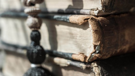 Schloss Thurn im Gadertal: ladinisches Landesmuseum Nahaufnahme von alten, abgenutzten Buchrändern und rosary