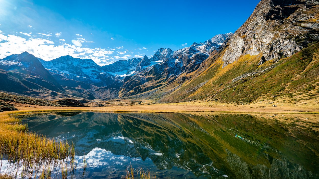 Der Seebersee im Seeber Tal Berglandschaft mit See und schneebedeckten Gipfeln unter klarem blauem Himmel
