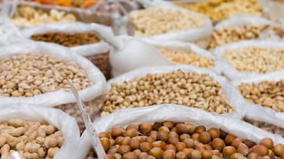 Mercatini di Natale a Brunico Varie noci e semi in sacchetti aperti su un banco di mercato