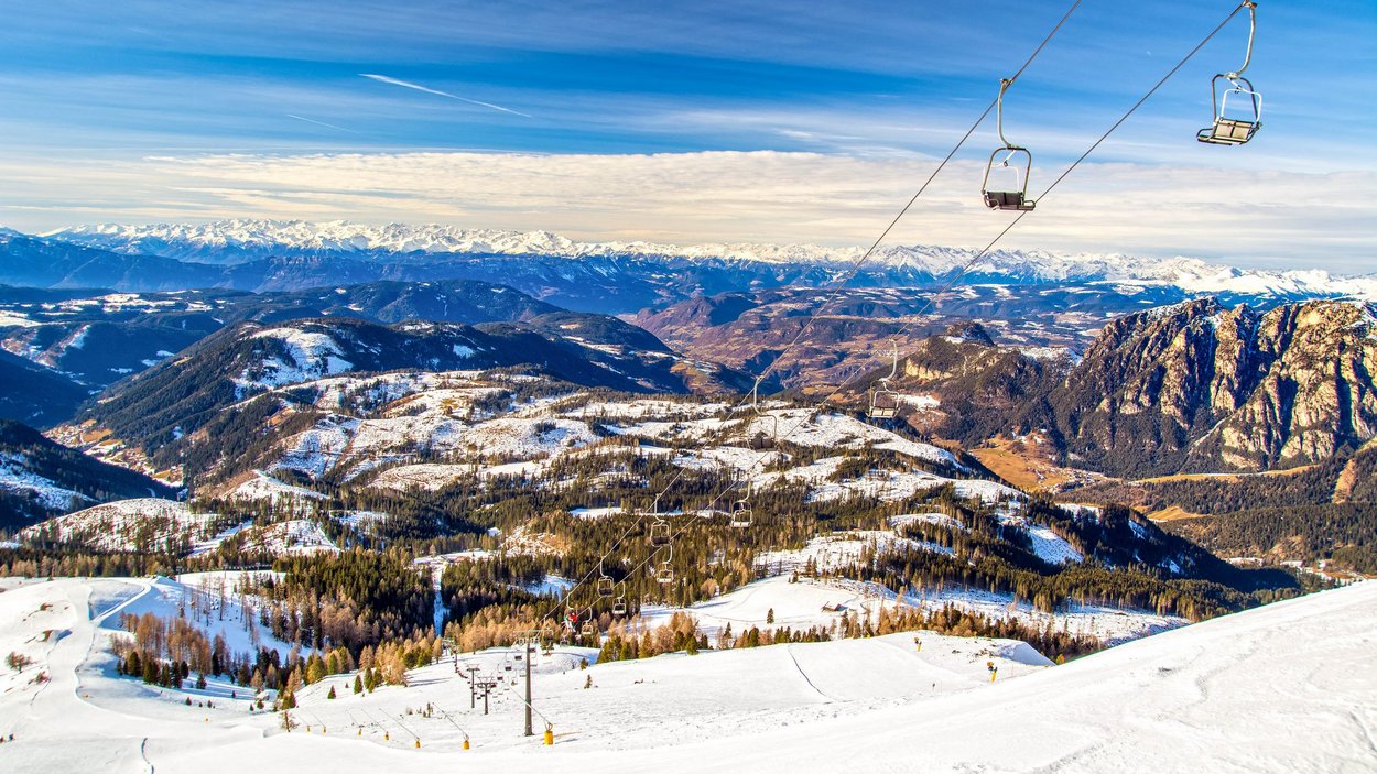 Skifahren im Herzen der Dolomiten Blick auf schneebedeckte Berge und Skilift unter blauem Himmel