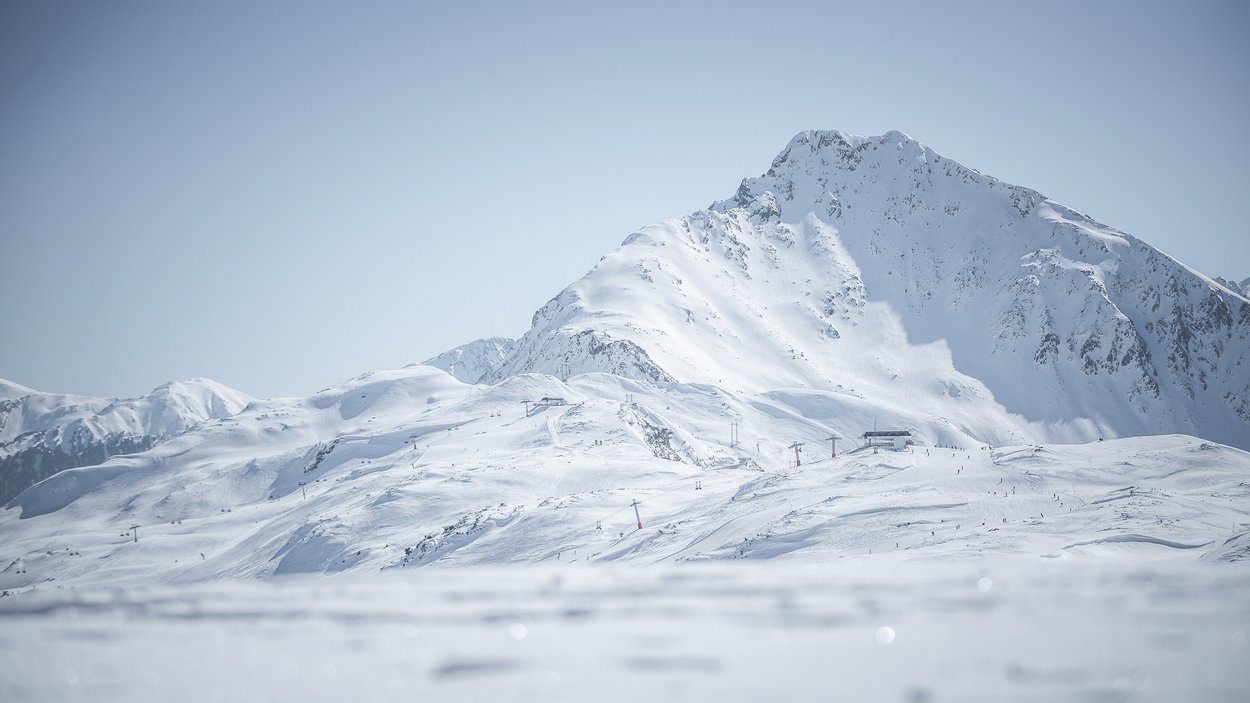 Ratschings-Jaufen – grenzenloser Langlaufspaß in Südtirol Schneebedeckte Berglandschaft mit Skiliften und klarem Himmel