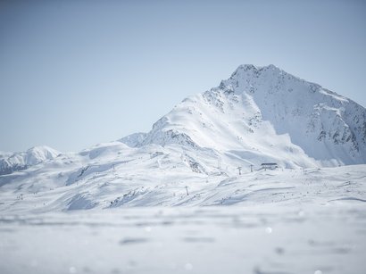 Höhenloipe Dorfberg Schneebedeckte Berglandschaft mit Skiliften und klarem Himmel