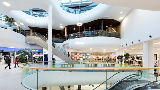 Twenty: Shoppingvergnügen in Bozen Modernes Einkaufszentrum mit Geschäften und Rolltreppen