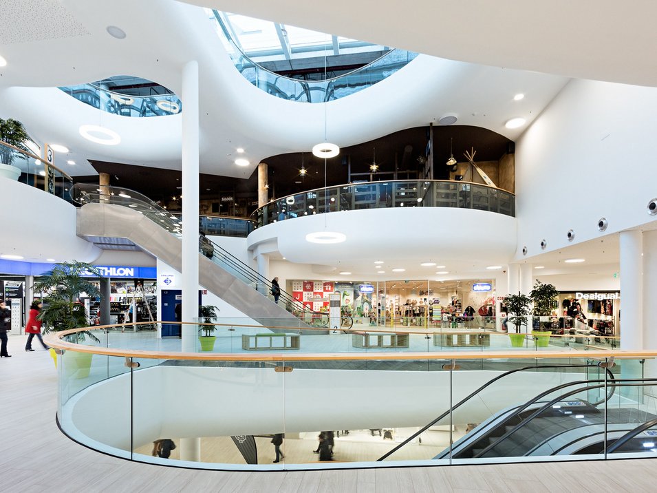 Twenty: shopping a Bolzano Centro commerciale moderno con negozi e scale mobili