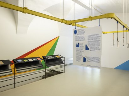 Archimod Urban Space Mostra moderna con banner di testo sospeso e pitture murali colorate in galleria