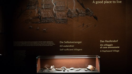 Dokumentationszentrum Culten Bronzezeitliche Dorfsiedlung mit Artefakten in einer Museumswand