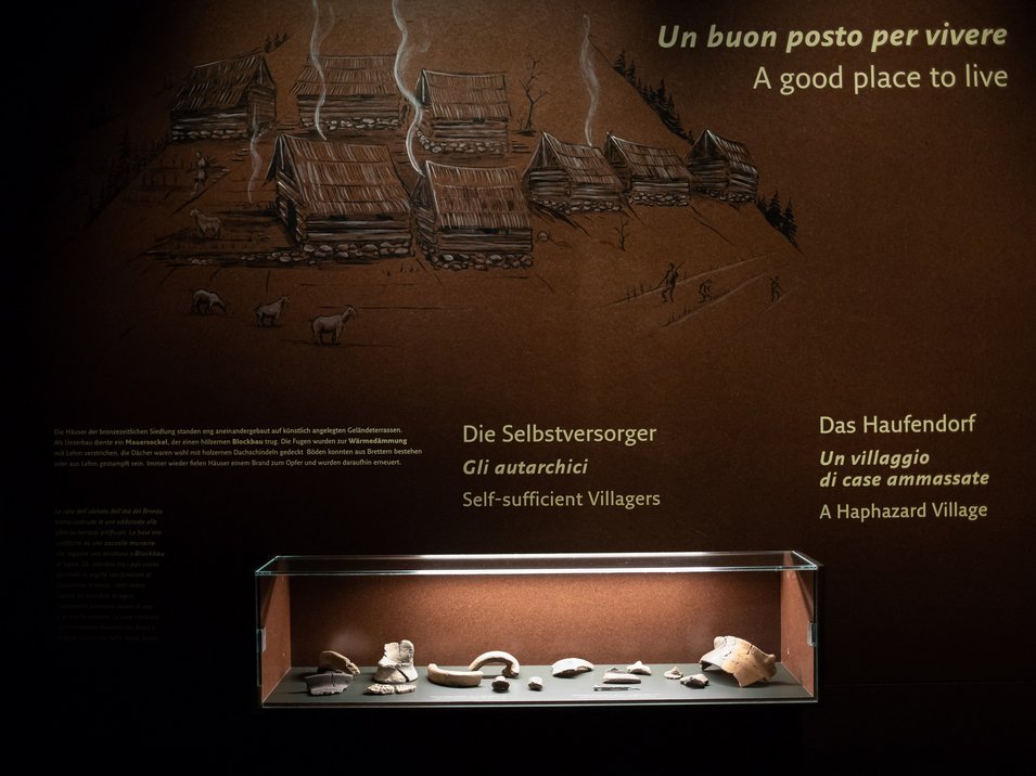 Dokumentationszentrum Culten Bronzezeitliche Dorfsiedlung mit Artefakten in einer Museumswand