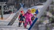 Klausberg in Valle Aurina: divertirsi sulla neve in Alto Adige Bambini che fanno sci con abiti colorati su un campo di allenamento innevato