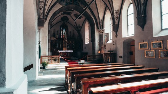 Hotel a Rio di Pusteria in Alto Adige Chiesa storica con banchi di legno intagliati e soffitto a volta