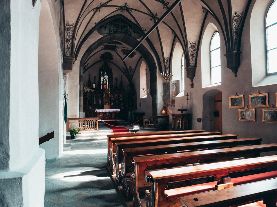 Hotel a Rio di Pusteria in Alto Adige Chiesa storica con banchi di legno intagliati e soffitto a volta