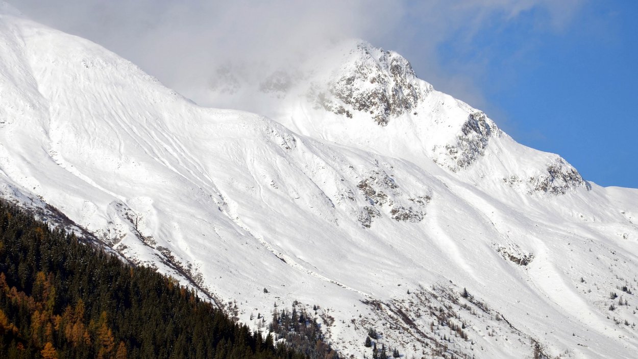 Il nuovo skilift Pichl in Val di Casies Picco di montagna innevato con pendio boscoso e cielo azzurro