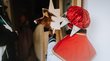 Mercatino di Natale di Brunico Bambino vestito con mantello rosso che tiene una stella dorata