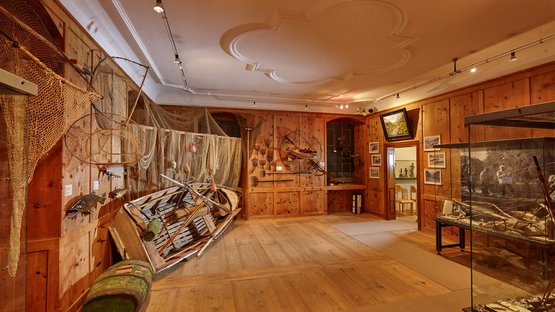 Das barocke Schloss Wolfsthurn in Mareit Holzboote, Fischernetze und Fanggeräte in einem Museumsausstellungsraum