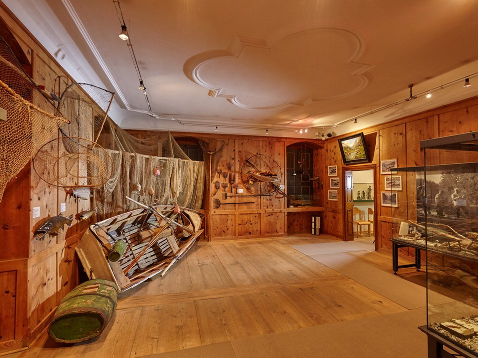 Castel Wolfsthurn a Mareta: un gioiello barocco Barche di legno, reti da pesca e attrezzi esposti in una sala museale