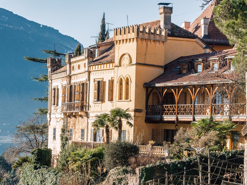 Castello Rametz a Merano Castello storico con giardino e montagna sullo sfondo alla luce del sole