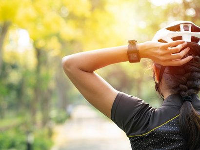 Tracciato Monte di Mezzo Ciclista con casco e smartwatch al sole su sentiero nel bosco