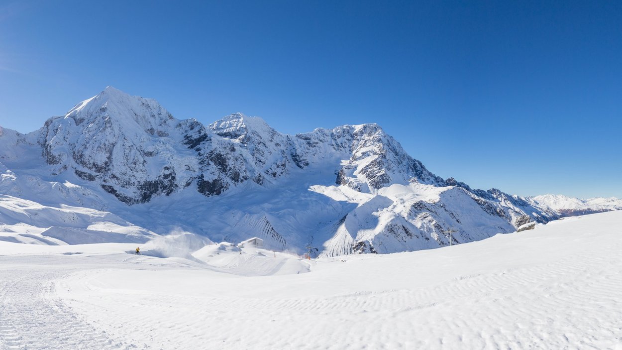 Das Skigebiet Sulden am Ortler Schneebedeckte Alpen unter klarem blauen Himmel mit Sonne