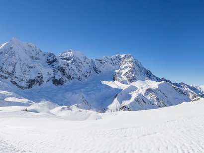 Avventure e piacere nell’area sciistica della Val Senales Alpi innevate sotto un cielo azzurro limpido con sole