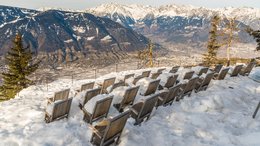 Ihre Hotels in Meran in Südtirol: Hotels im Meraner Land Reihen von Holzstühlen mit Schnee auf einem Berg mit Alpenblick