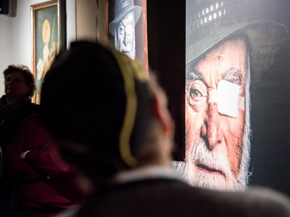Das Bergbaumuseum in Steinhaus Besucher betrachten ein großes Porträt eines älteren Mannes mit verbundenem Auge in einer Galerie