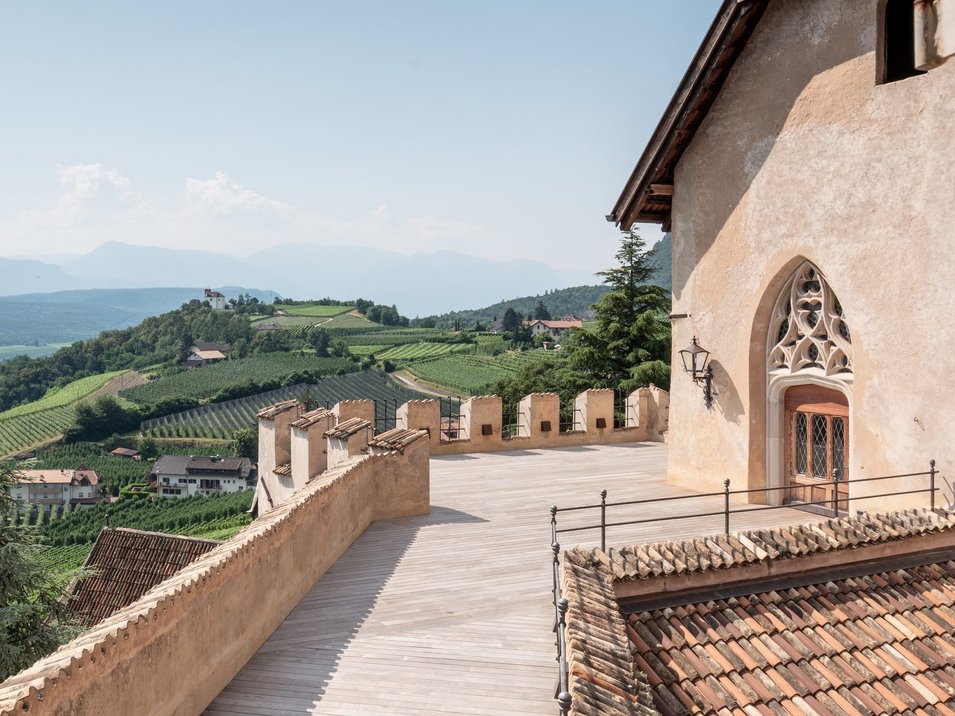 Castel Freudenstein ad Appiano Vista da una terrazza del castello su vigneti e montagne sullo sfondo