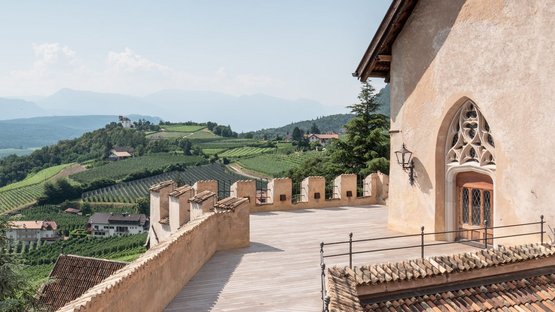 Schloss Freudenstein bei Eppan Blick von einer Burgterrasse auf Weinberge und Berge im Hintergrund