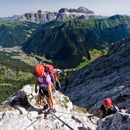 Pischadù-Klettersteig in Südtirol Zwei Kletterer mit Helmen erklimmen eine Bergwand in den Alpen