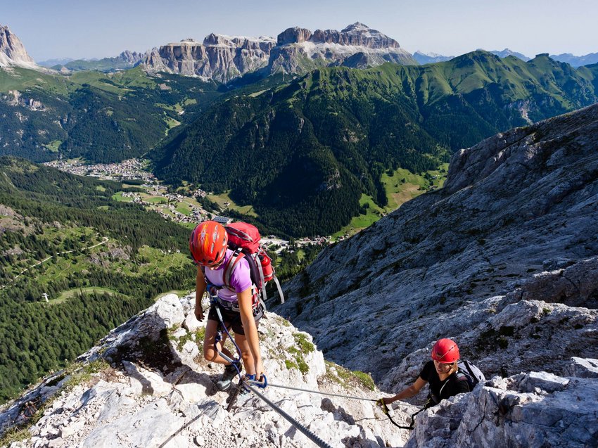 Hotel in Alto Adige 😎☀️ Per vacanze indimenticabili Due scalatori con caschi arrampicano una parete rocciosa sulle Alpi