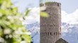 Hotels in Mals: traumhafter Urlaub in Südtirol Steinerner runder Burgturm vor Bergen und bewölktem Himmel